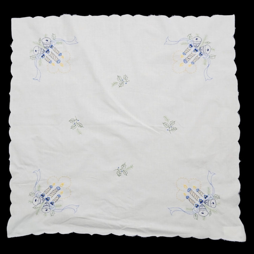 66350 BOŻE NARODZENIE PŁÓTNO NIEBIESKIE HAFTY OBRUS 81 X 79 CM (1).jpg