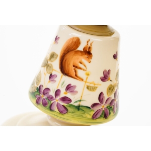 66534 STARA SZKLANA LAMPA NAFTOWA MLECZNA KREMOWA RĘCZNIE MALOWANA NAFTOWA Z KOMINKIEM WIEWIÓRKI I FIOŁKI (3).JPG