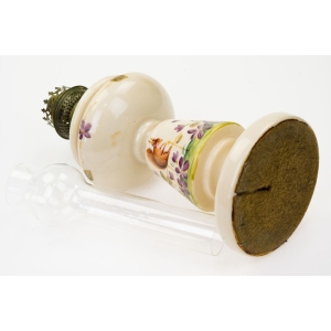 66534 STARA SZKLANA LAMPA NAFTOWA MLECZNA KREMOWA RĘCZNIE MALOWANA NAFTOWA Z KOMINKIEM WIEWIÓRKI I FIOŁKI (5).JPG