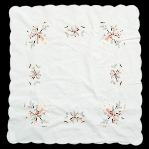 66573 BOŻE NARODZENIE PŁÓCIENNY BIAŁY OBRUS WYSZYWANE MOTYWY ŚWIĘTECZNE 82 X 79 CM (1).jpg