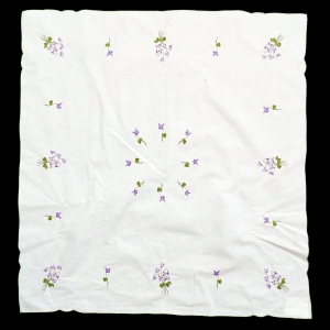 66576 PŁÓTNO KORONKA I HAFTOWANE FIOŁKI OBRUS 82 X 79 CM (1).jpg