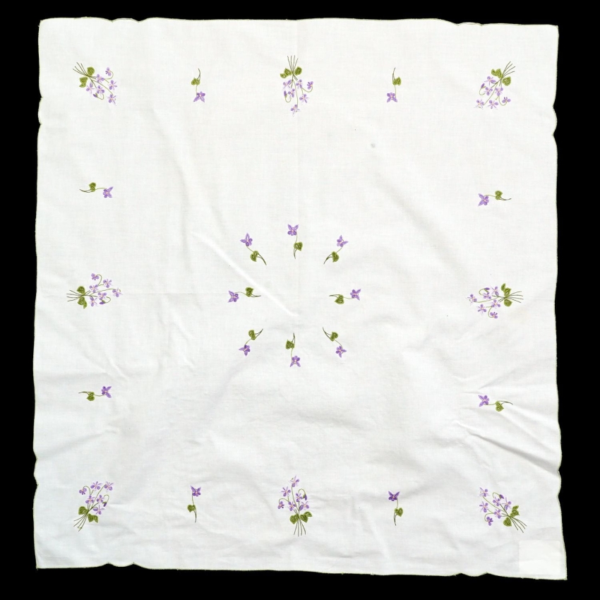66576 PŁÓTNO KORONKA I HAFTOWANE FIOŁKI OBRUS 82 X 79 CM (1).jpg