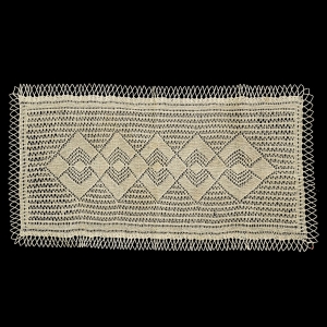 SERWETA NA KOMODĘ BIEŻNIK W ODCIENIU BEŻU ROBIONY NA DRUTACH 90 X 48 CM