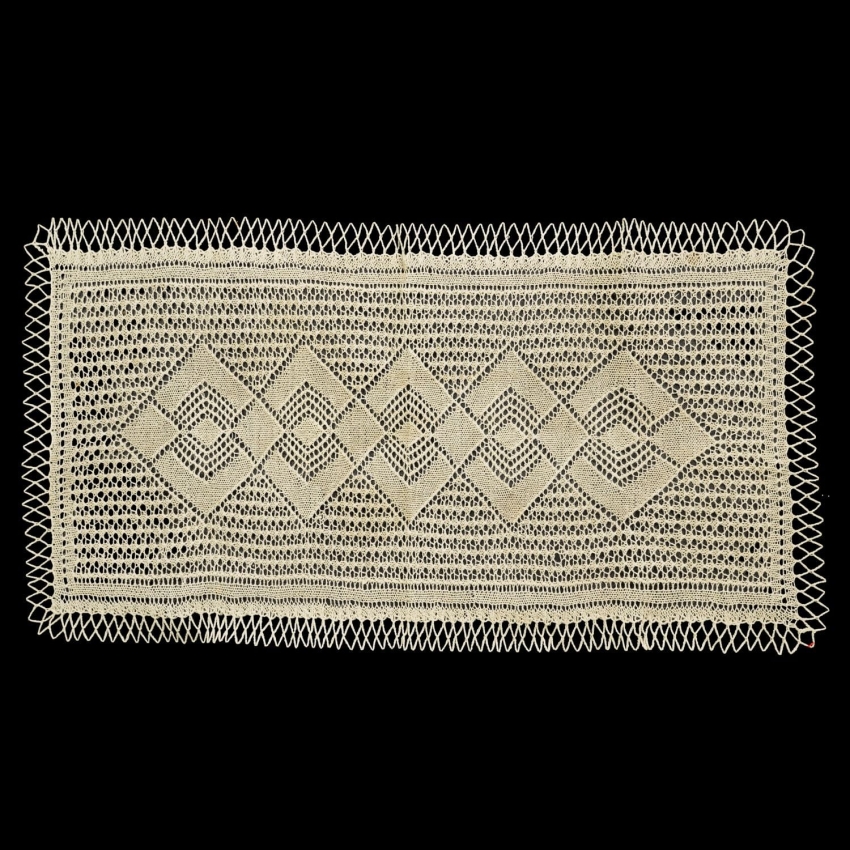66581 SERWETA NA KOMODĘ BIEŻNIK W ODCIENIU BEŻU ROBIONY NA DRUTACH 90 X 48 CM (1).jpg
