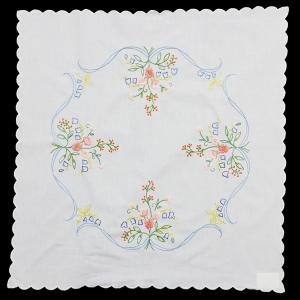 66625 PŁÓCIENNY BIAŁY OBRUS RĘCZNIE WYSZYWANE KWIATY 74 X 73 CM (1).jpg