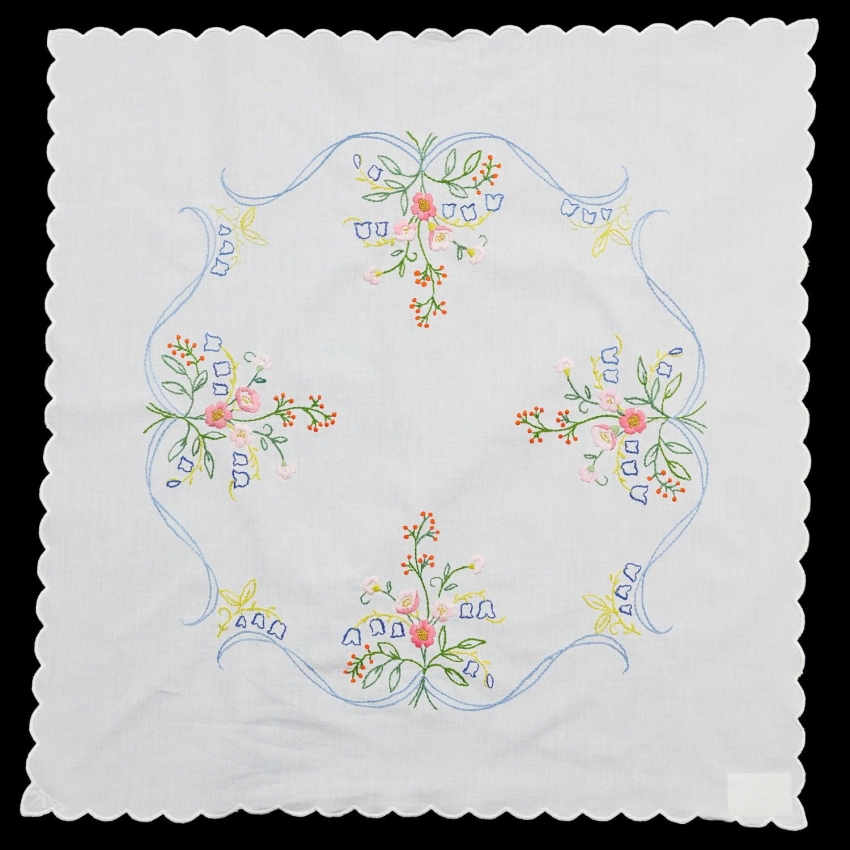 66625 PŁÓCIENNY BIAŁY OBRUS RĘCZNIE WYSZYWANE KWIATY 74 X 73 CM (1).jpg