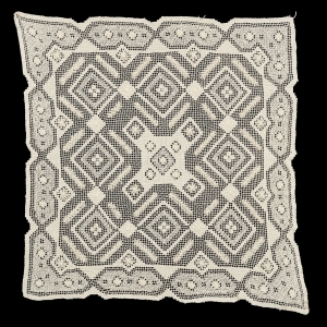 66722 FILET KREMOWY KORONKOWY OBRUS SERWETA ŚRODKA STOŁU 68 X 67 CM (1).jpg