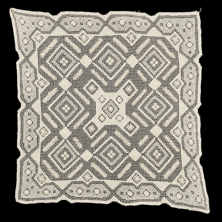 66722 FILET KREMOWY KORONKOWY OBRUS SERWETA ŚRODKA STOŁU 68 X 67 CM (1).jpg