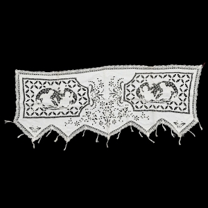 66736 ANTYCZNA ZAZDROSTKA LAMBREKIN AŻURY ANIOŁKI I KORONKI 120 X 46 CM (1).jpg