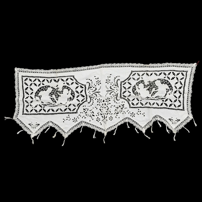 66736 ANTYCZNA ZAZDROSTKA LAMBREKIN AŻURY ANIOŁKI I KORONKI 120 X 46 CM (1).jpg