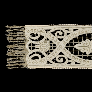 66738 ANTYCZNY BIEŻNIK SERWETA AŻURY I KORONKI 137 X 45 CM + FRĘDZLE (1).jpg