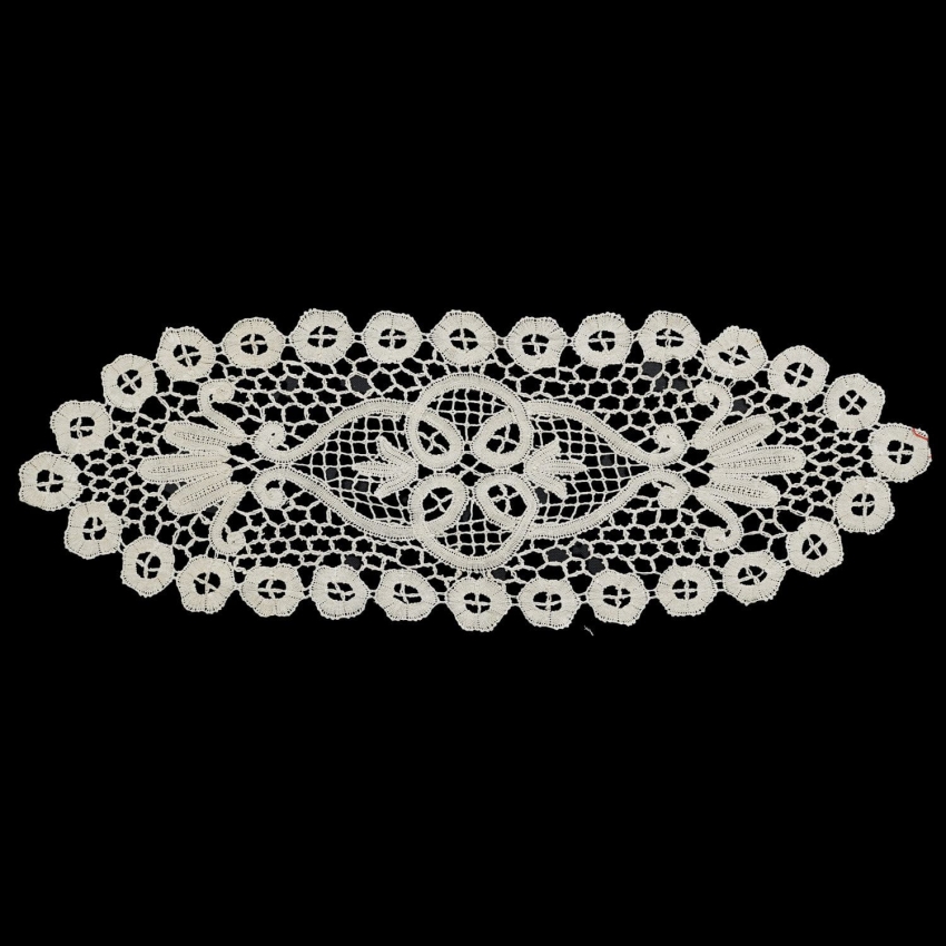 66745 CUDOWNA STARA KORONKA FRANCUSKA W KREMIE LAUFER BIEŻNIK 98 X 34 CM (1).jpg