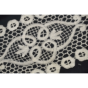 66745 CUDOWNA STARA KORONKA FRANCUSKA W KREMIE LAUFER BIEŻNIK 98 X 34 CM (2).JPG