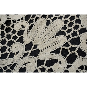 66745 CUDOWNA STARA KORONKA FRANCUSKA W KREMIE LAUFER BIEŻNIK 98 X 34 CM (3).JPG
