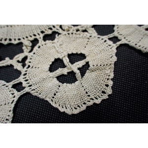 66745 CUDOWNA STARA KORONKA FRANCUSKA W KREMIE LAUFER BIEŻNIK 98 X 34 CM (4).JPG