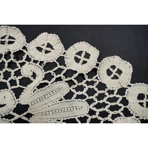 66745 CUDOWNA STARA KORONKA FRANCUSKA W KREMIE LAUFER BIEŻNIK 98 X 34 CM (5).JPG
