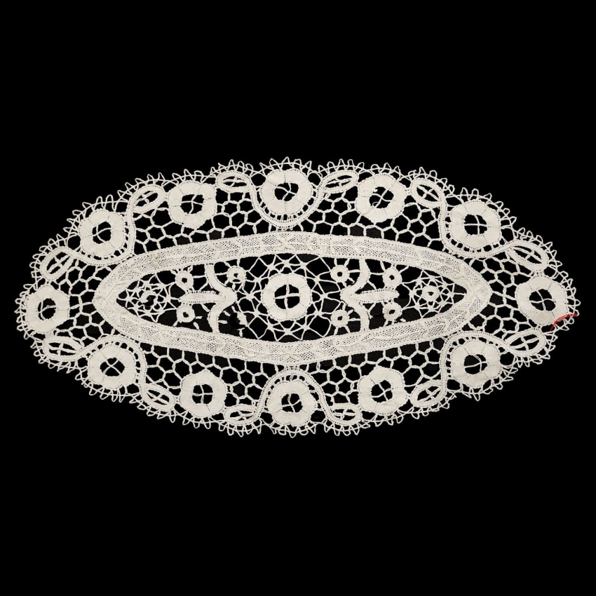 66959 CUDOWNA STARA KORONKA FRANCUSKA W KREMIE SERWETA 82 X 40 CM (1).jpg