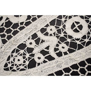 66959 CUDOWNA STARA KORONKA FRANCUSKA W KREMIE SERWETA 82 X 40 CM (2).JPG