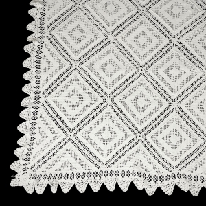 66966 SZYDEŁKO BIAŁY OBRUS PLASTYCZNE DEKORACJE 190 X 137 CM (1).jpg