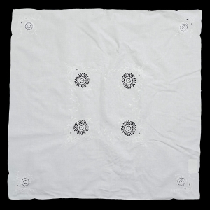 BIAŁE PŁÓTNO SZYDEŁKOWE WSTAWKI I HAFTOWANE KWIATUSZKI ŚLICZNY OBRUS 82 X 81 CM