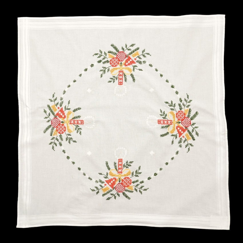 67230 BOŻE NARODZENIE HAFT KRZYŻYKOWY OBRUS RĘCZNIE WYSZYWANY 75 X 74 CM (1).jpg