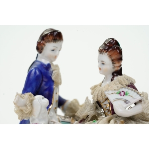 67313 CUDOWNA STARA GRUPA FIGURALNA DAMY W KRYNOLINACH I KAWALER Z PIESKIEM (2).JPG