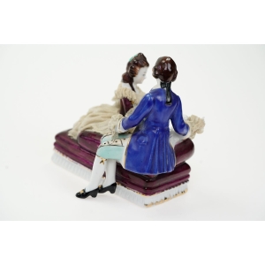 67313 CUDOWNA STARA GRUPA FIGURALNA DAMY W KRYNOLINACH I KAWALER Z PIESKIEM (3).JPG
