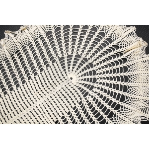 67591 SZYDEŁKO OWALNA KREMOWA SERWETA NA KOMODĘ BIEŻNIK 103 X 37 CM (2).JPG