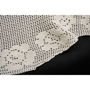 67592 SZYDEŁKO OWALNY KREMOWY OBRUS W KWIATY 120 X 86 CM (3).JPG