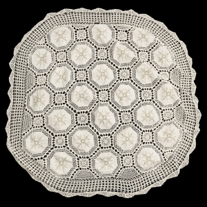 SZYDEŁKO I PŁÓCIENNE WSTAWKI STARY OBRUS ŚR. 135 CM