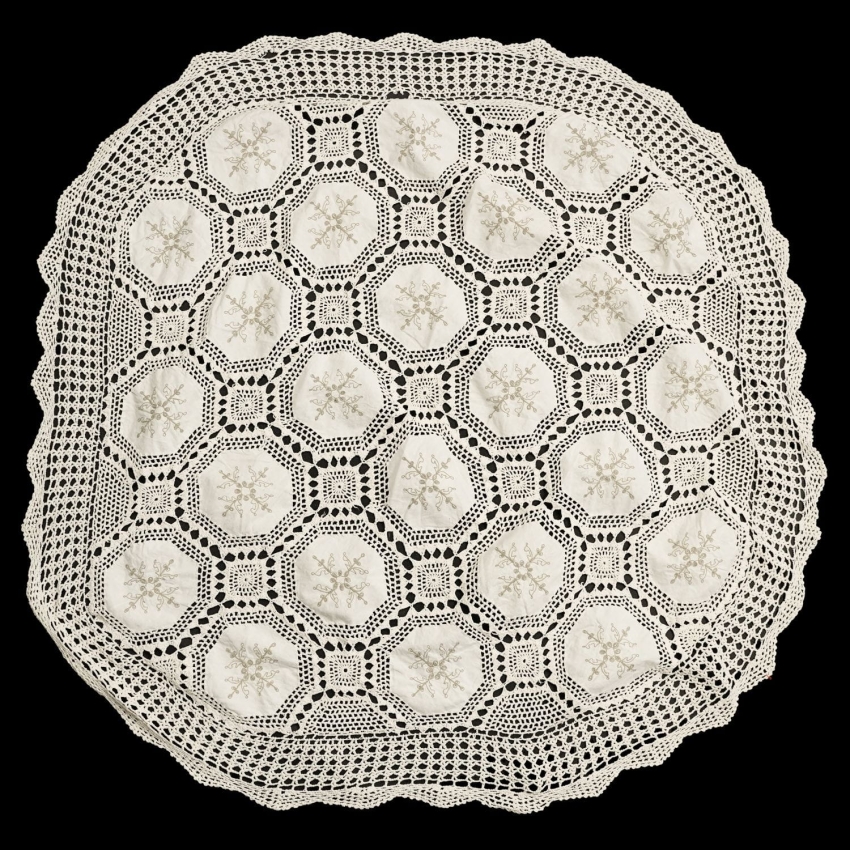 67594 SZYDEŁKO I PŁÓCIENNE WSTAWKI STARY OBRUS ŚR. 135 CM (1).jpg