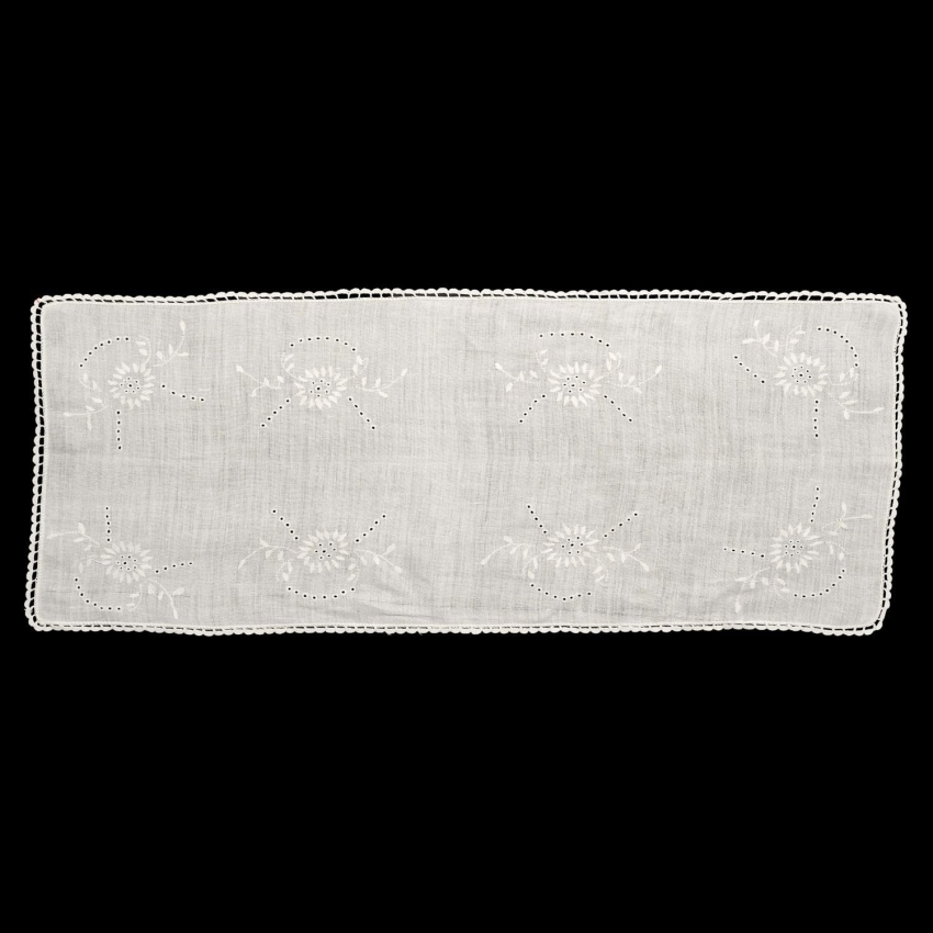 67598 LEN SERWETA ŚRODKA STOŁUBIEŻNIK RĘCZNIE HAFTOWANE W KWIATY 120 X 46 CM (1).jpg