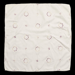 ADAMASZEK W TŁOCZONE WZORY I MEDALIONY Z FIOŁECZKAMI HAFT KRZYŻYKOWY 78 x 77 CM