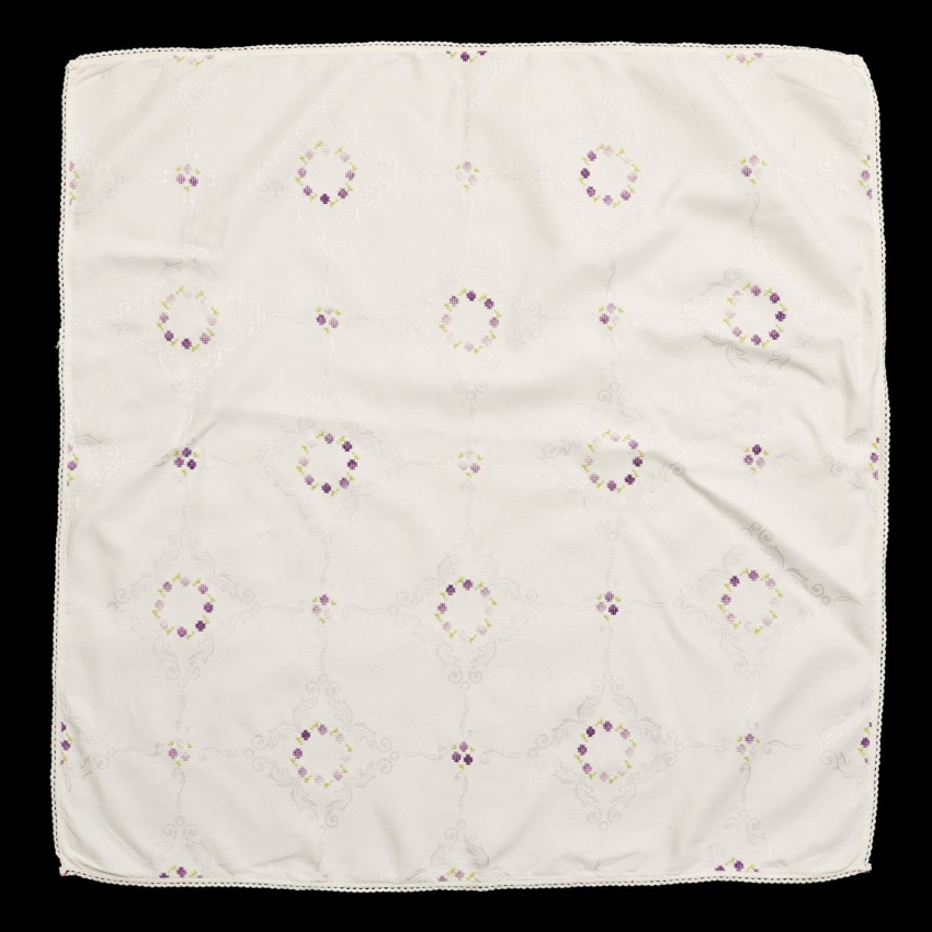 67599 ADAMASZEK W TŁOCZONE WZORY I MEDALIONY Z FIOŁECZKAMI HAFT KRZYŻYKOWY 78 x 77 CM (1).jpg