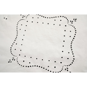 67677 PŁÓTNO I RĘCZNY HAFT WYPUKŁY W KWIATKI I AŻURKI OBRUS 71 X 66 CM (2).JPG