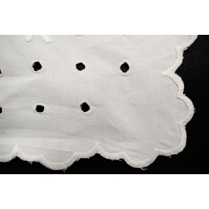 67677 PŁÓTNO I RĘCZNY HAFT WYPUKŁY W KWIATKI I AŻURKI OBRUS 71 X 66 CM (5).JPG