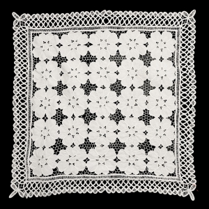 67683 ŚLICZNY BIAŁY OBRUS DUŻE KWIATY I AŻURKI 74 X 74 CM (1).jpg