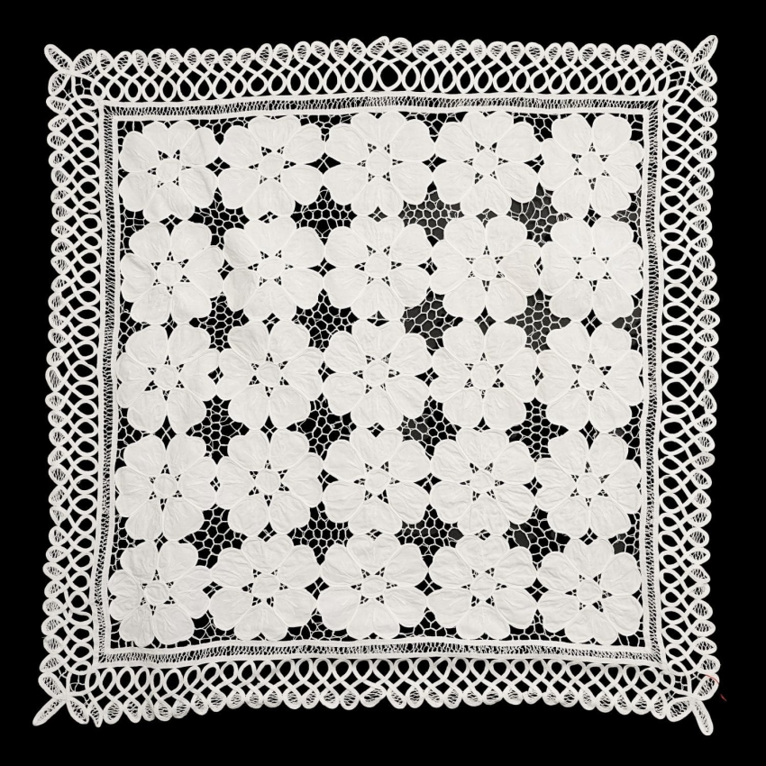 67683 ŚLICZNY BIAŁY OBRUS DUŻE KWIATY I AŻURKI 74 X 74 CM (1).jpg