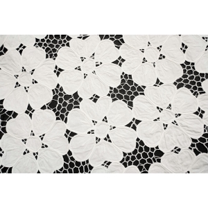 67683 ŚLICZNY BIAŁY OBRUS DUŻE KWIATY I AŻURKI 74 X 74 CM (2).JPG