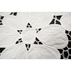 67683 ŚLICZNY BIAŁY OBRUS DUŻE KWIATY I AŻURKI 74 X 74 CM (3).JPG