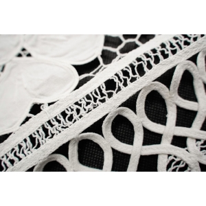 67683 ŚLICZNY BIAŁY OBRUS DUŻE KWIATY I AŻURKI 74 X 74 CM (5).JPG