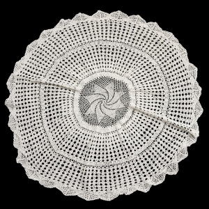 67685 SZYDEŁKO BIAŁY OBRUSIK Z ROZETĄ ŚR. 90 CM (1).jpg