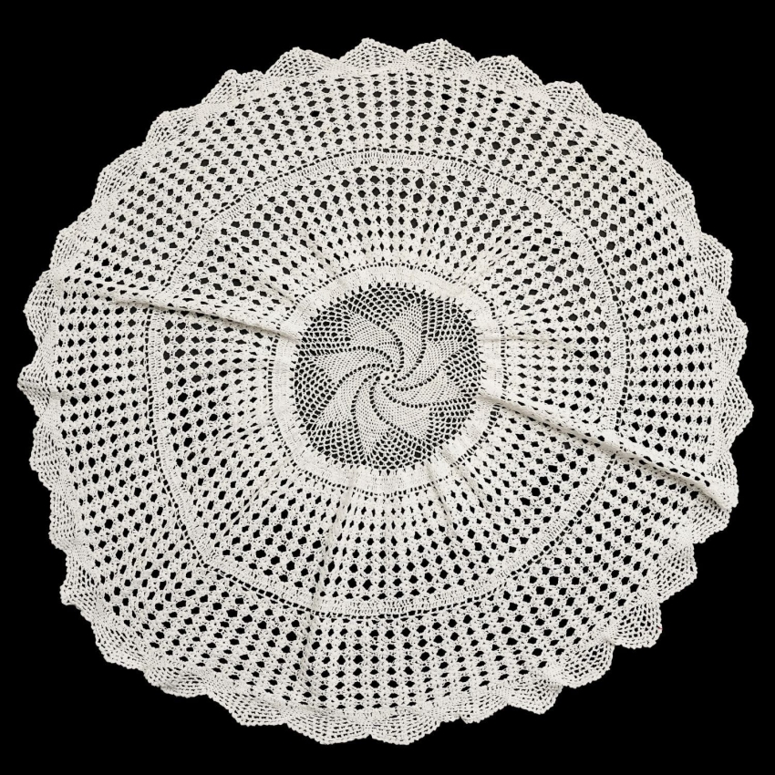 67685 SZYDEŁKO BIAŁY OBRUSIK Z ROZETĄ ŚR. 90 CM (1).jpg