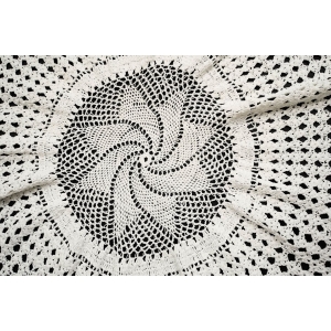 67685 SZYDEŁKO BIAŁY OBRUSIK Z ROZETĄ ŚR. 90 CM (2).JPG