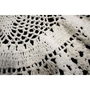 67685 SZYDEŁKO BIAŁY OBRUSIK Z ROZETĄ ŚR. 90 CM (3).JPG