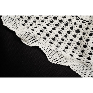 67685 SZYDEŁKO BIAŁY OBRUSIK Z ROZETĄ ŚR. 90 CM (4).JPG