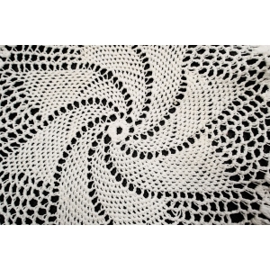 67685 SZYDEŁKO BIAŁY OBRUSIK Z ROZETĄ ŚR. 90 CM (5).JPG