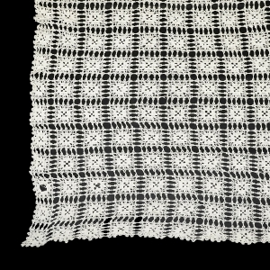 67835 SZYDEŁKO BIAŁY OBRUS KAPA NARZUTA PLASTYCZNE DEKORACJE 215 X 215 CM (1).jpg