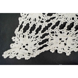 67835 SZYDEŁKO BIAŁY OBRUS KAPA NARZUTA PLASTYCZNE DEKORACJE 215 X 215 CM (5).JPG