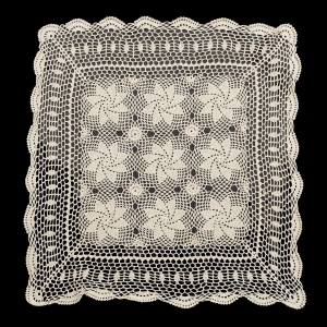 67853 SZYDEŁKO KREMOWY OBRUS SERWETA PLASTYCZNE KWIATKI 66 X 62 CM (1).jpg